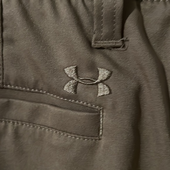Boys Under Armour Golf Shorts. Like new condition, barely used  Boys Size 16 - Picture 2 of 7